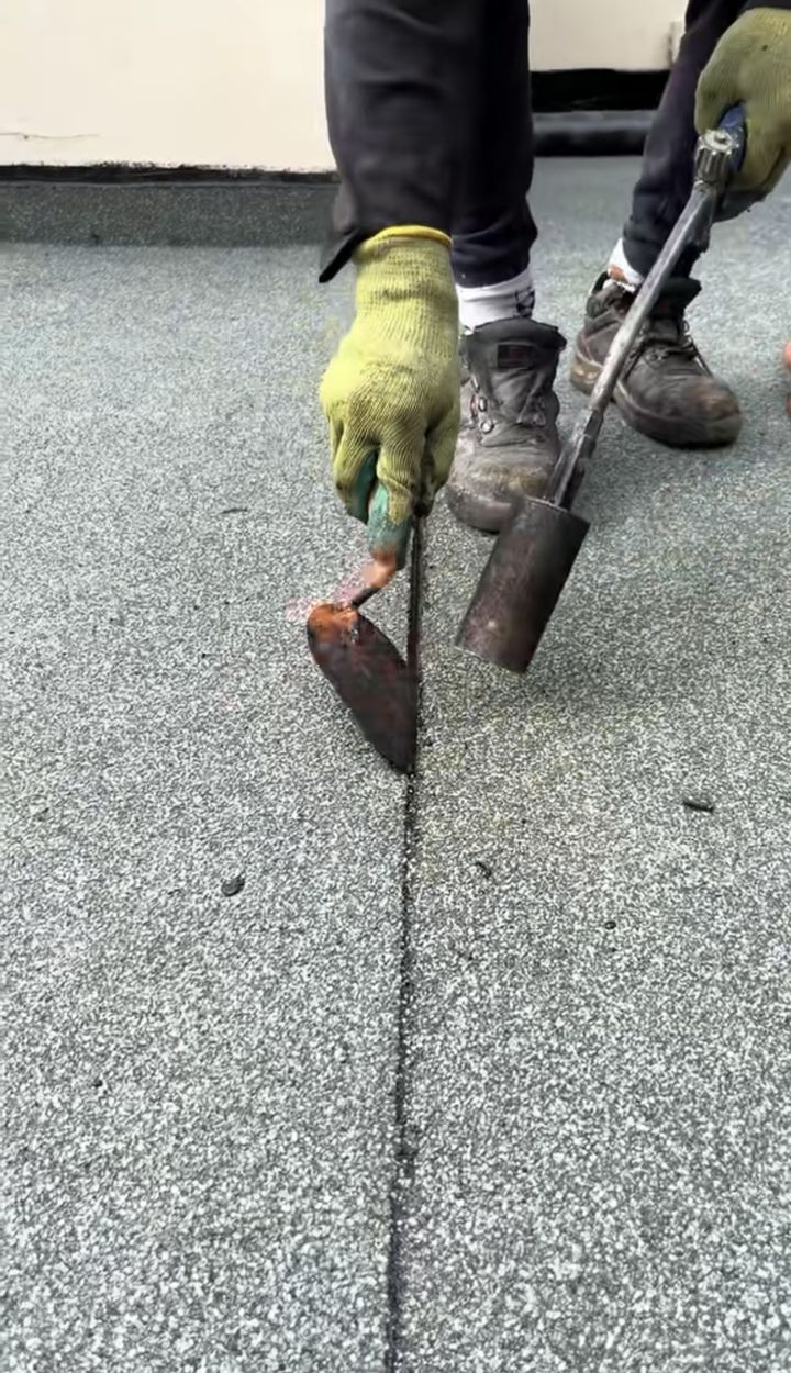 Finition des joints de la membrane à la truelle chauffée
