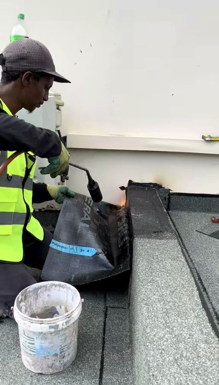 Soudure de la membrane sur un relevé au pied d'un mur