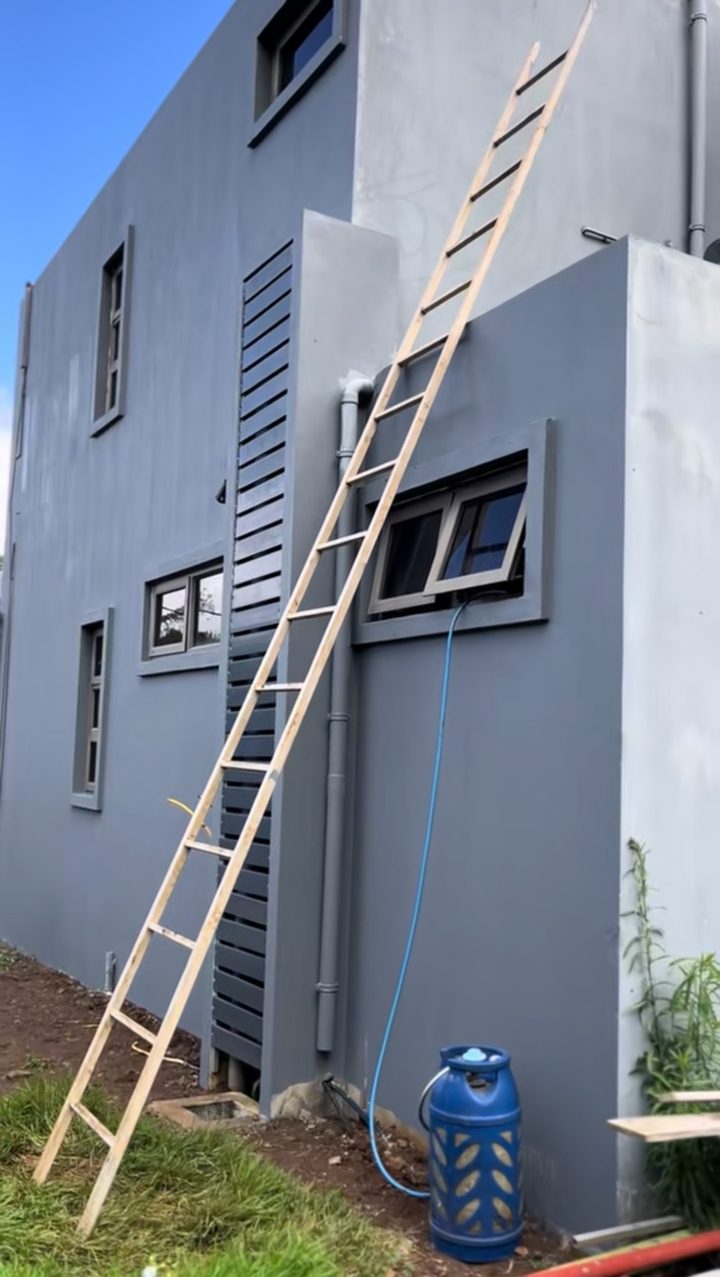 Façade terminée en gris anthracite, uniforme et sans fissures