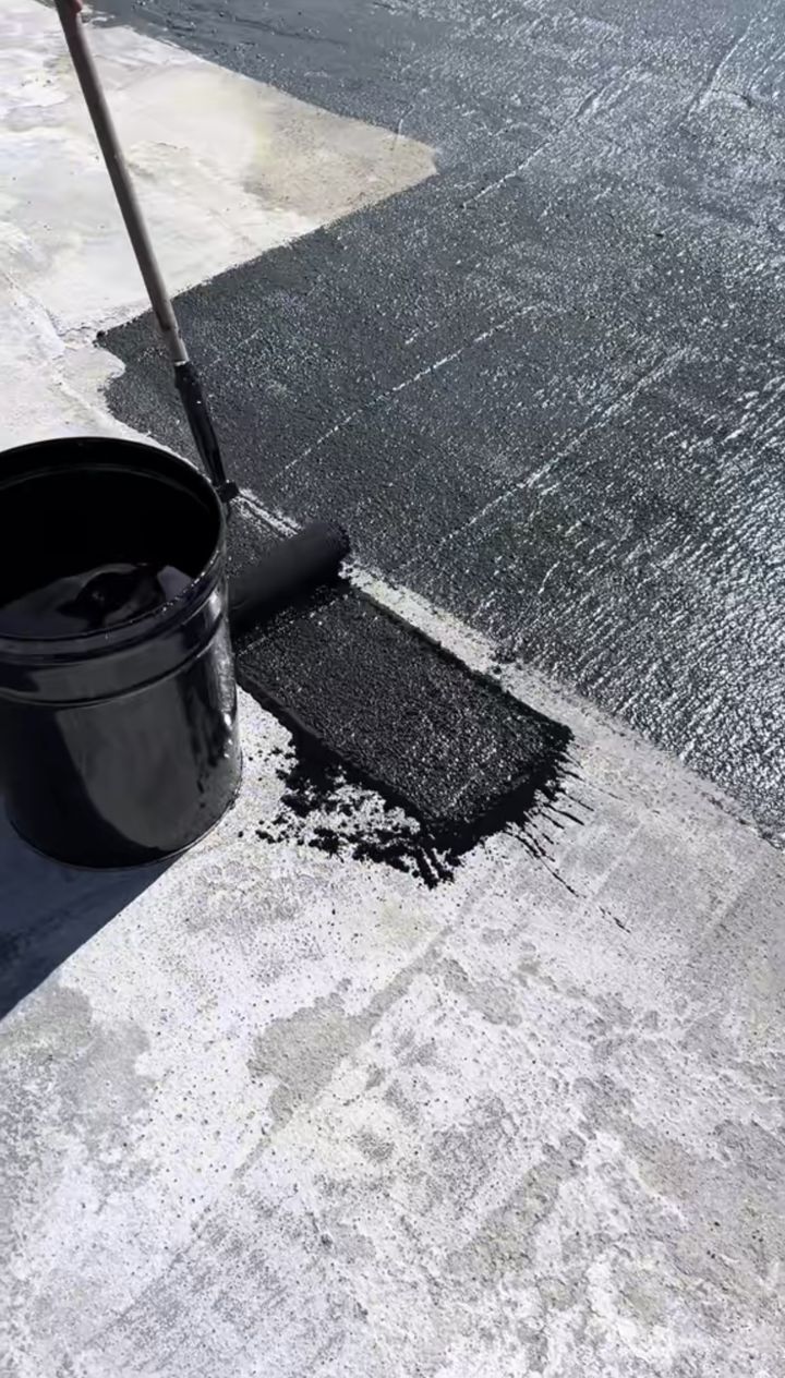 Primer d'adhérence appliqué au rouleau sur une dalle béton propre