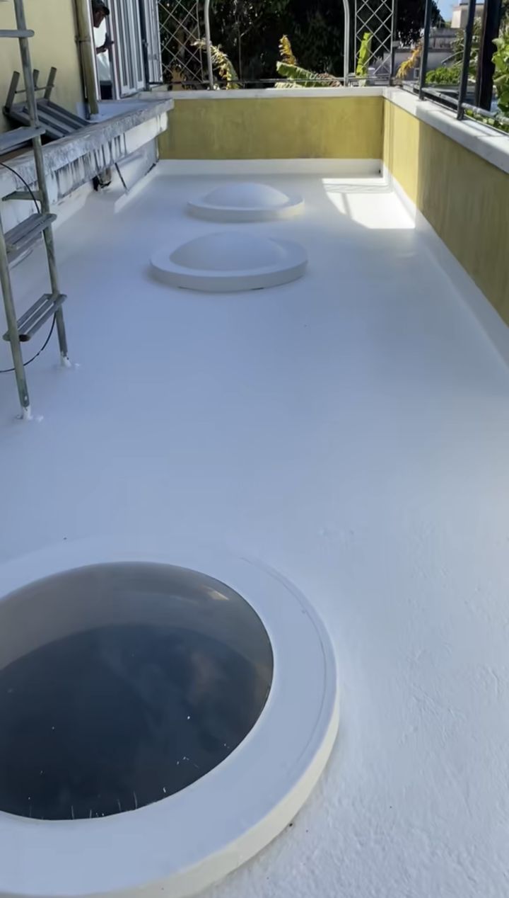 Même terrasse recouverte de ROOFKOTE blanc, dômes remis en place
