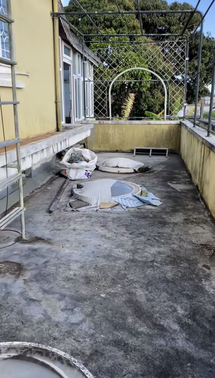 Terrasse noircie et encombrée avant traitement
