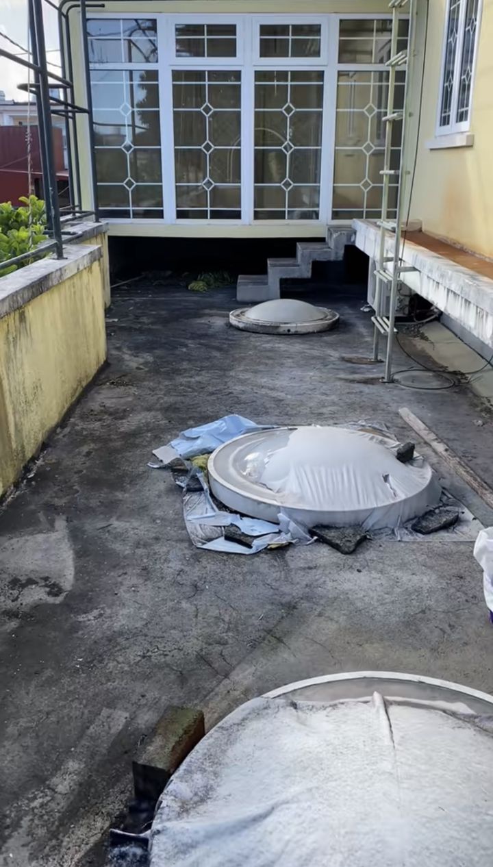 Terrasse côté fenêtres, ancien revêtement abîmé autour des dômes