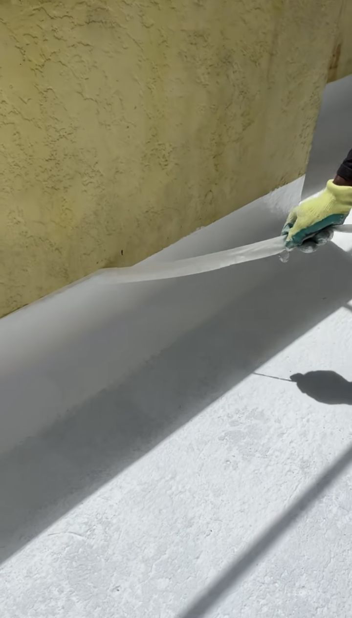 Pose de la toile de renfort dans l'angle entre la terrasse et le mur