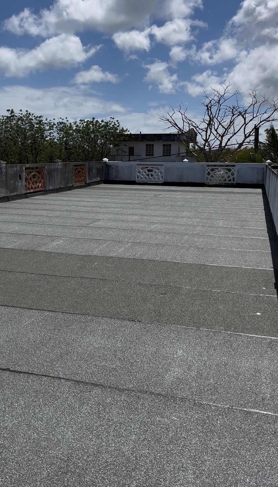 Toiture plate terminée en traitement à chaud : membrane bitumineuse neuve, joints alignés